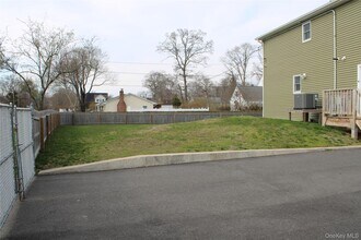 2 Lafayette Dr in Shirley, NY - Building Photo - Building Photo