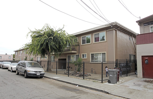 7629 Lockwood St in Oakland, CA - Foto de edificio - Building Photo