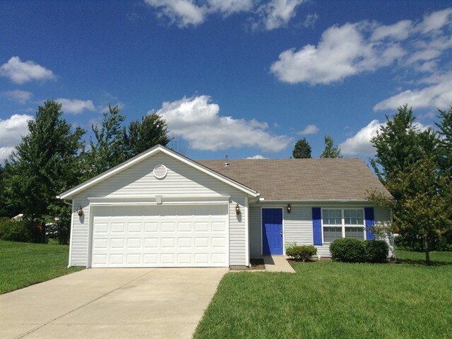 2027 River Birch Dr in Amelia, OH - Building Photo