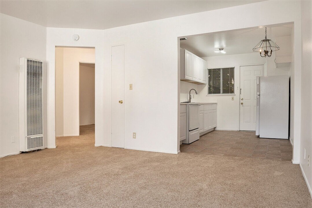 1833 Clinton Ave in Alameda, CA - Building Photo