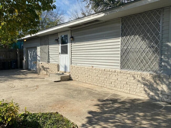 407 E Homan Ave in Baytown, TX - Building Photo - Building Photo