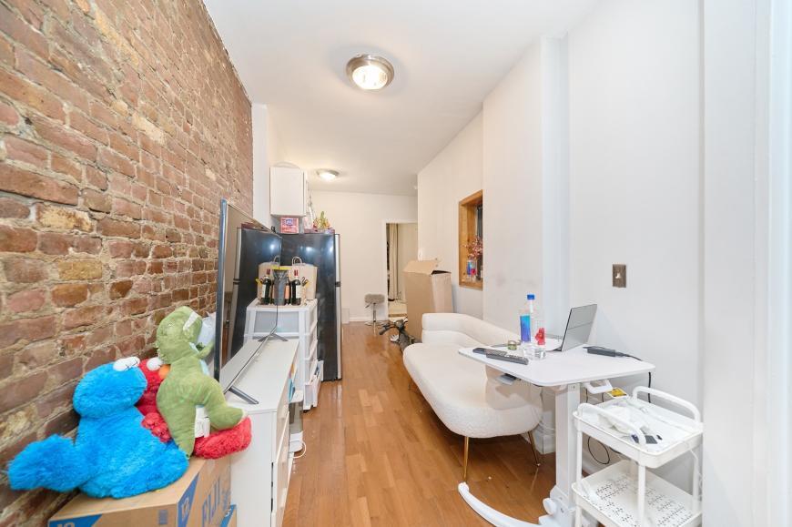 335 W 43rd St in New York, NY - Building Photo