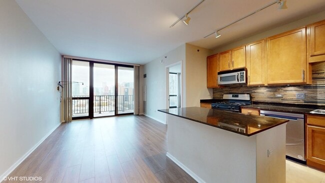 210 S Desplaines St in Chicago, IL - Building Photo - Building Photo