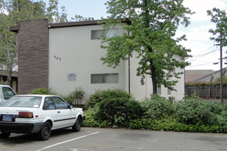 Bidwell Apartments in Folsom, CA - Building Photo - Building Photo