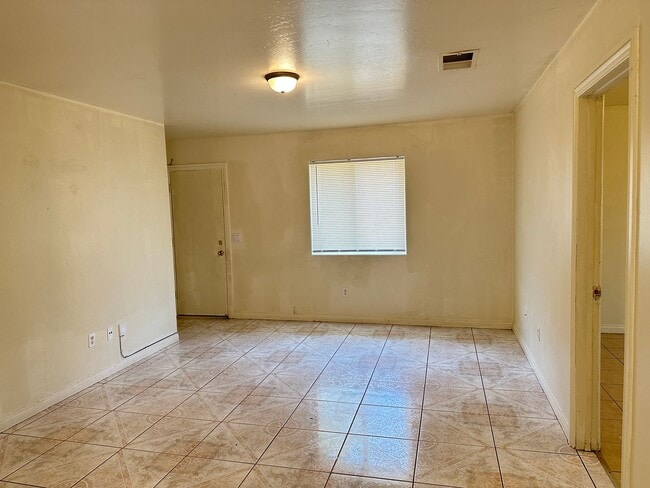 131 S Owens St in Bakersfield, CA - Building Photo - Building Photo