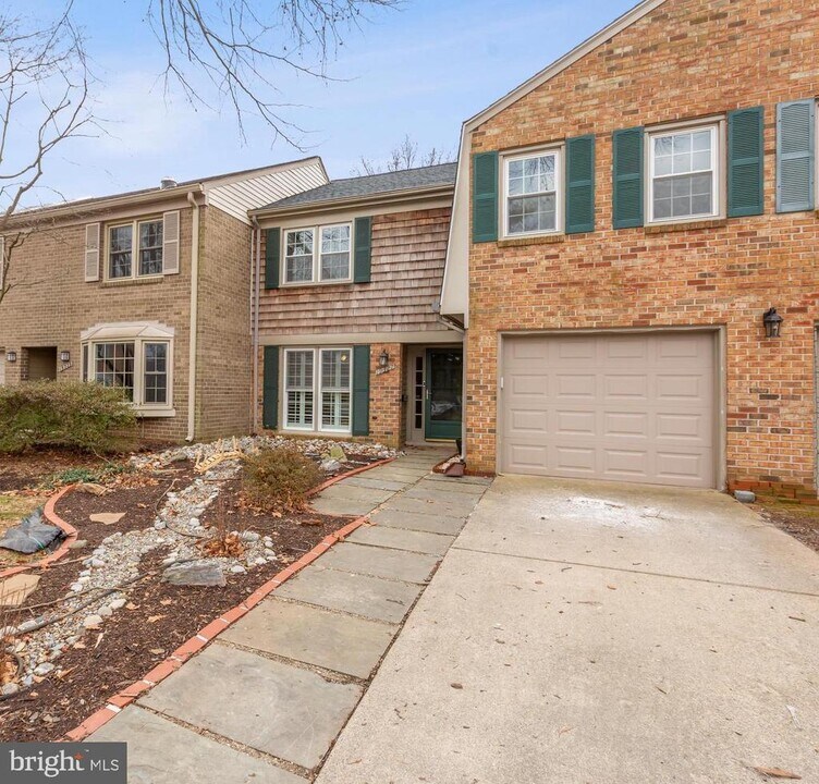 19327 Frenchton Pl in Gaithersburg, MD - Building Photo