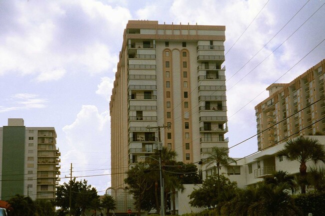 Pompano Atlantis Condominiums in Pompano Beach, FL - Building Photo - Building Photo