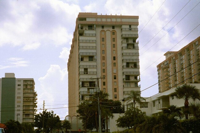 Pompano Atlantis Condominiums in Pompano Beach, FL - Foto de edificio - Building Photo