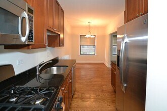 747 W Addison St in Chicago, IL - Foto de edificio - Building Photo