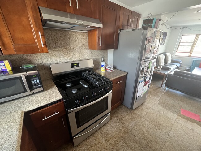 4304 Newtown Rd in Astoria, NY - Foto de edificio - Building Photo