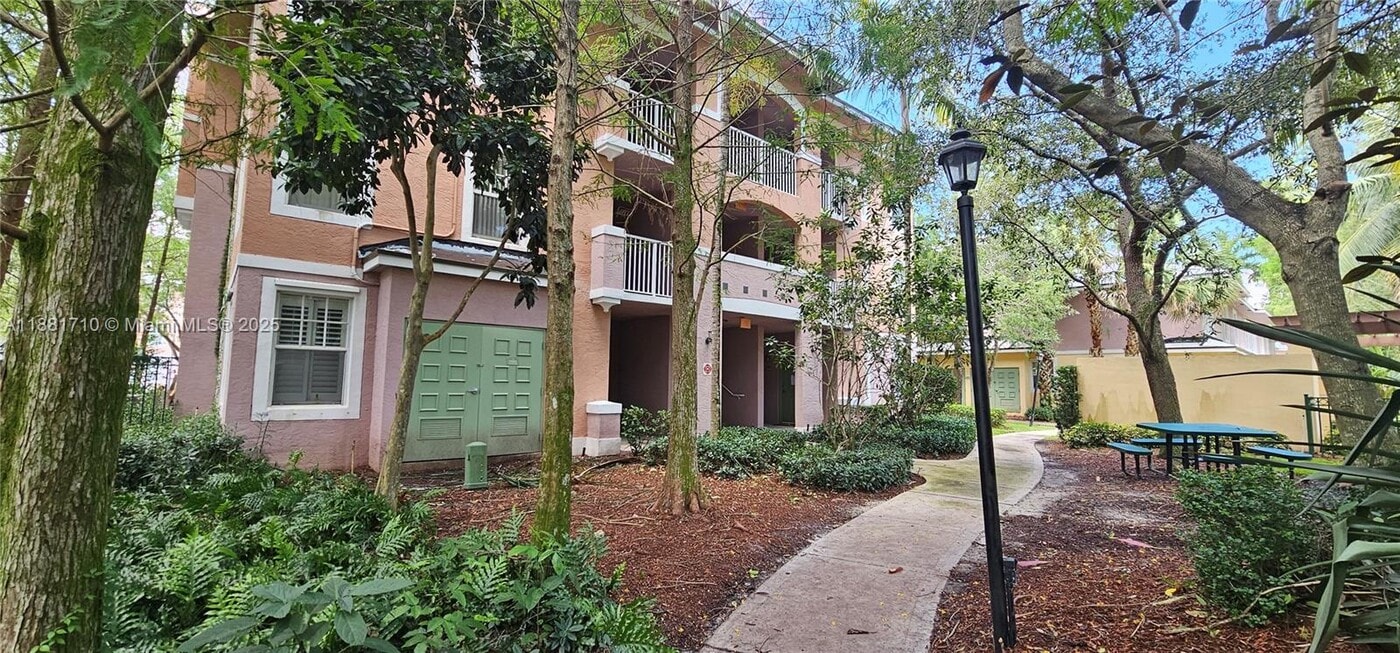 6692 W Sample Rd in Coral Springs, FL - Building Photo