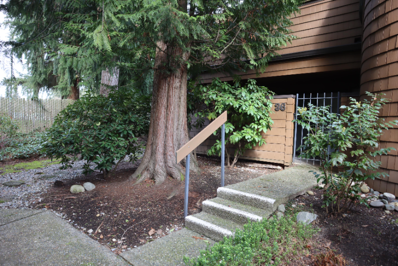 11502 NE 128th St in Kirkland, WA - Building Photo
