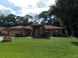 310 Seahorse Cir SE in Palm Bay, FL - Building Photo