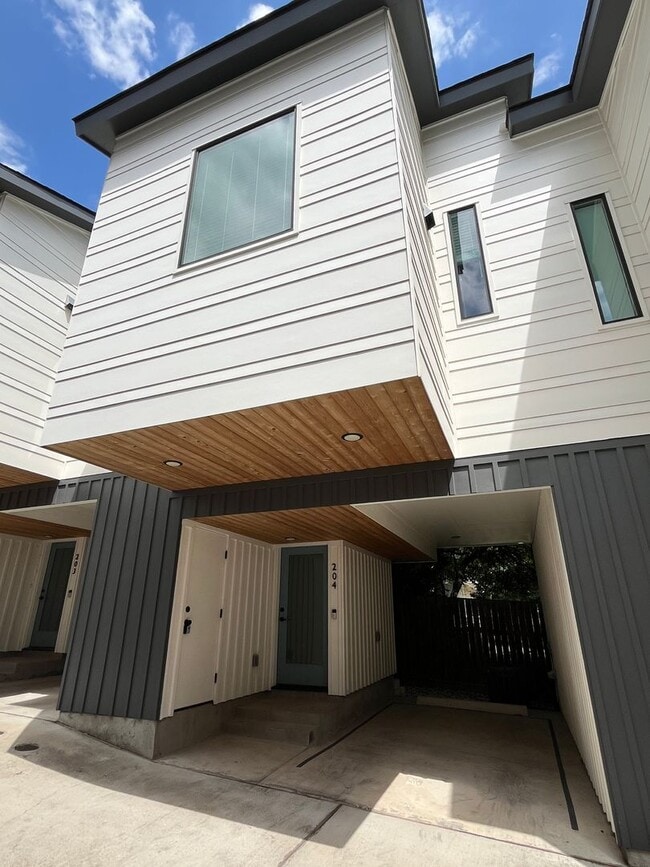 property at 913 Duncan Ln