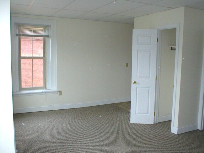 727 W 3rd St, Unit Apt 2 in Williamsport, PA - Foto de edificio - Building Photo