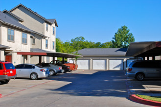 Reese Court Villas in Dallas, TX - Foto de edificio - Building Photo