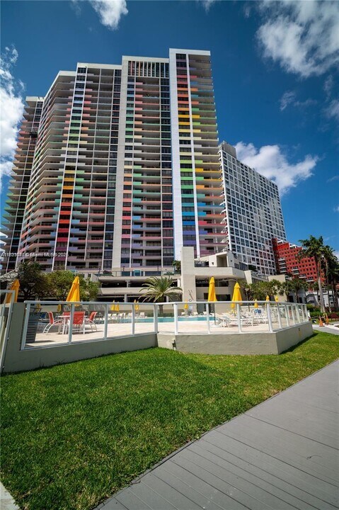 1581 Brickell Ave in Miami, FL - Building Photo