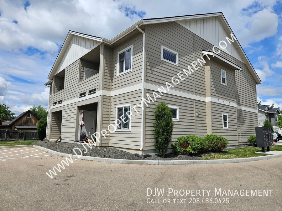 324 E 3rd St in Meridian, ID - Building Photo