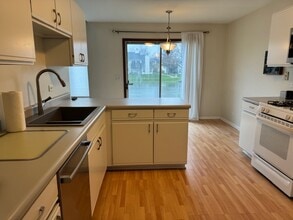 134 Winchester Dr in Streamwood, IL - Building Photo - Building Photo