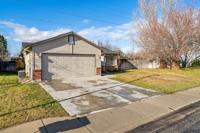 2036 E Oakridge Ct in Boise, ID - Building Photo - Building Photo