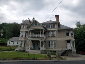 2 Main St in Hinsdale, NH - Foto de edificio - Building Photo