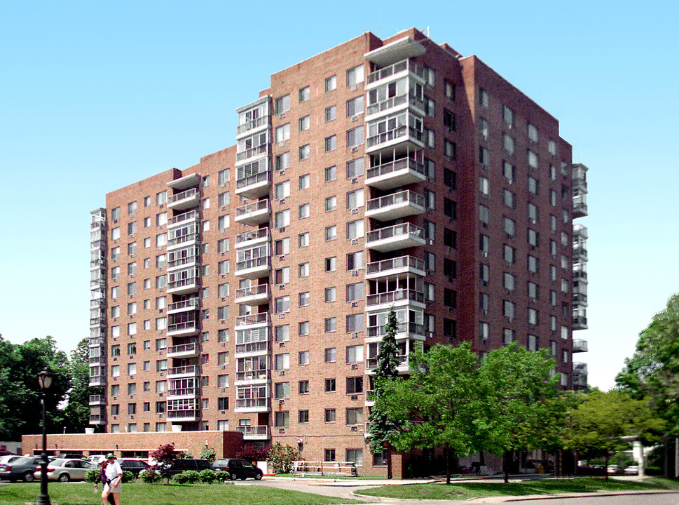 Parkway Condominiums in Niagara Falls, NY - Building Photo