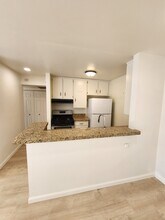 18645 Hatteras St, Unit 208 in Tarzana, CA - Foto de edificio - Building Photo