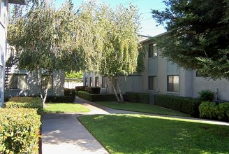 Birchwood Gardens in Sacramento, CA - Building Photo - Building Photo