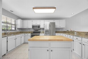 6654 Tannin Ln in Naples, FL - Building Photo