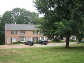 1419 King Charles Dr in Clemmons, NC - Building Photo