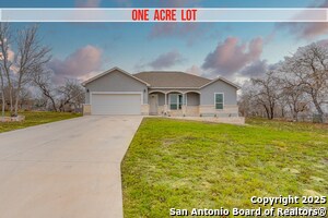 185 Broken Star Trail in Poteet, TX - Building Photo