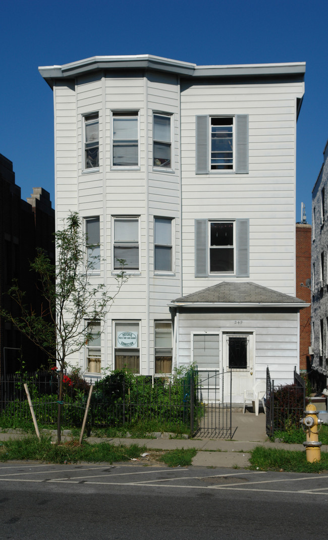 Incorrect building info-3 unit residence in Tarrytown, NY - Building Photo - Building Photo