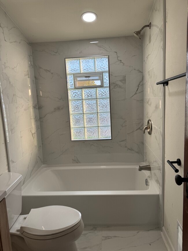 1944 S 92nd St, Unit 2 Upper in West Allis, WI - Building Photo - Building Photo