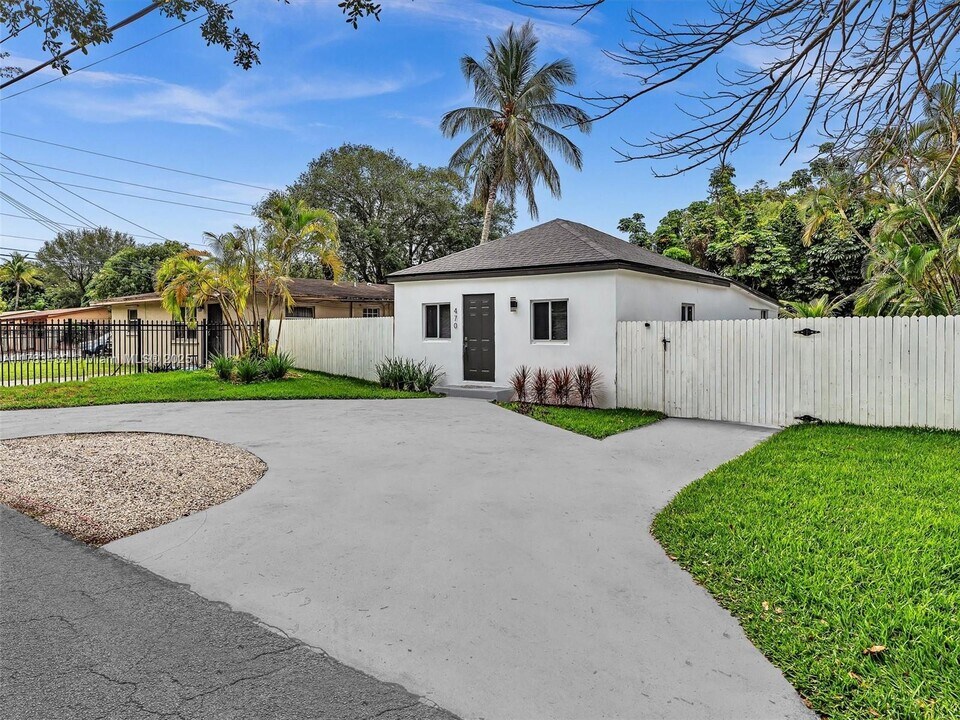 470 NE 165th St in Miami, FL - Building Photo