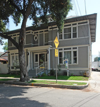 718 Sunset Ave in Pasadena, CA - Foto de edificio - Building Photo