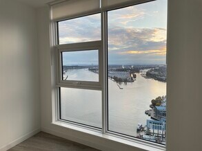 680 Quayside Dr in New Westminster, BC - Building Photo - Building Photo
