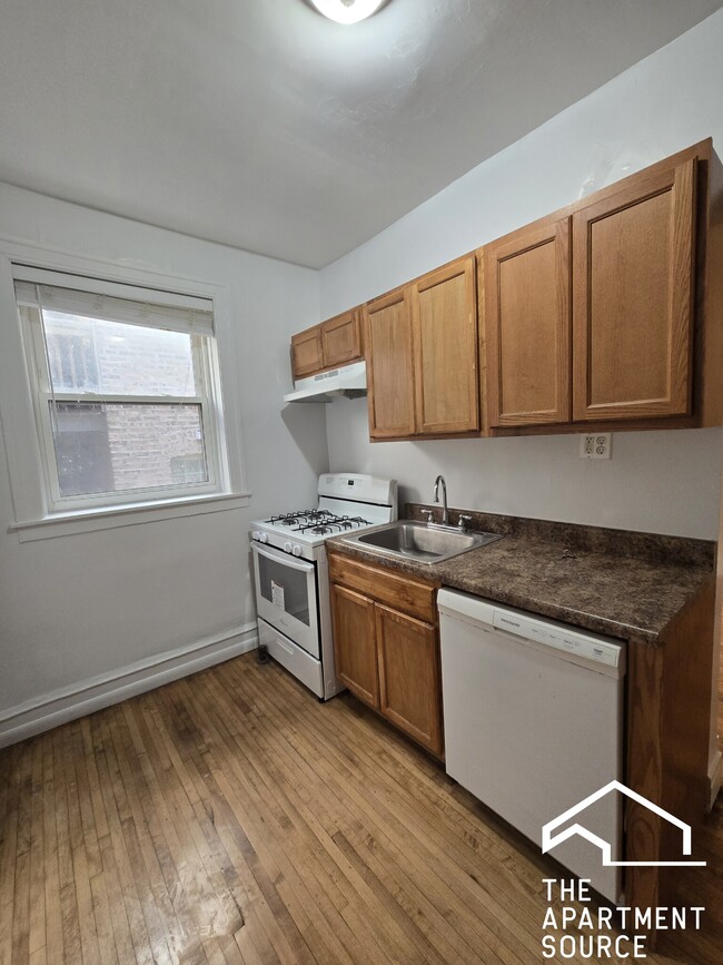 1364 W Estes Ave, Unit G in Chicago, IL - Foto de edificio - Building Photo