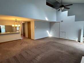 1608 Pebble Beach Cir in Elgin, IL - Foto de edificio - Building Photo