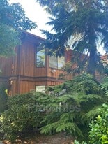 7125 Rainier Dr in Everett, WA - Building Photo