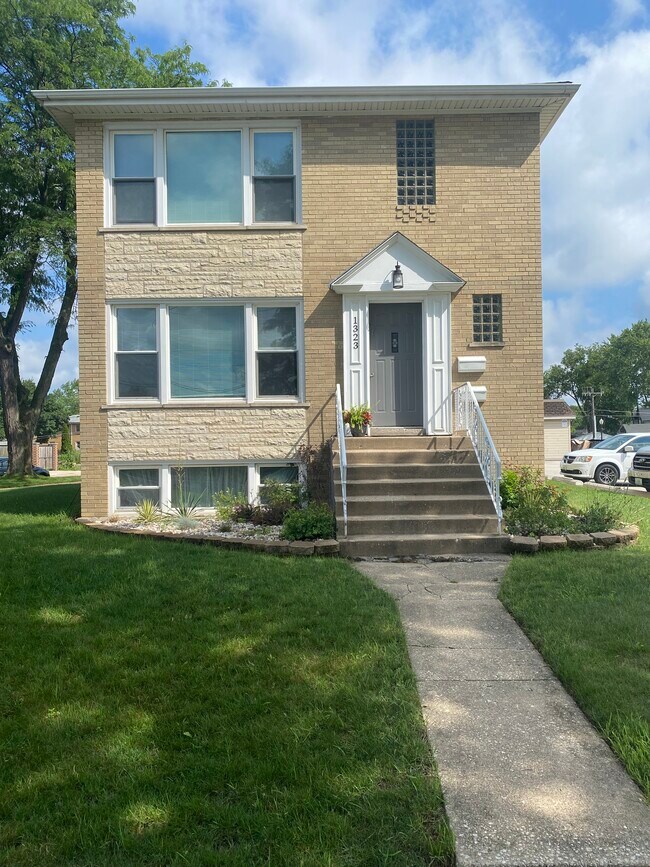 1323 W Cossitt Ave Apartments and Nearby La Grange Apartments For Rent