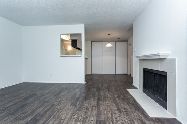 Meadowcrest Apartments in Dallas, TX - Building Photo - Interior Photo