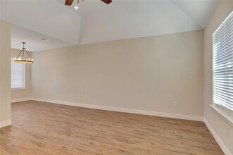 925 N Barrett Ave in Denison, TX - Building Photo - Building Photo