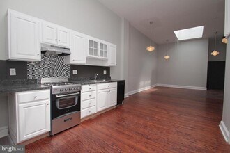 1527 South St, Unit UNIT 2R in Philadelphia, PA - Building Photo - Building Photo