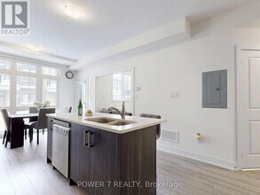 8 Sayers Ln in Richmond Hill, ON - Building Photo - Building Photo