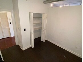 3125 W Fullerton Ave, Unit 412 in Chicago, IL - Foto de edificio - Building Photo