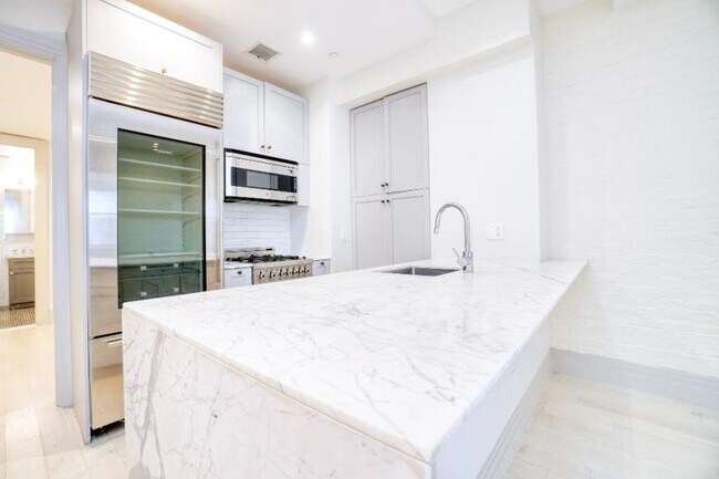 property at 43 W 27th St