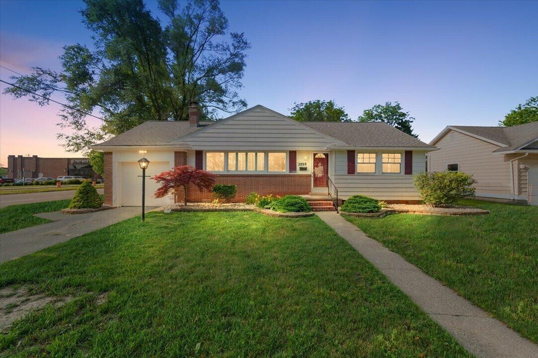 2898 Yorkshire Rd in Birmingham, MI - Building Photo