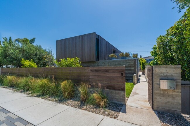 762 Rosecrans Ave in Manhattan Beach, CA - Building Photo - Building Photo