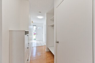 3500 Glen Erin Dr in Mississauga, ON - Building Photo - Building Photo