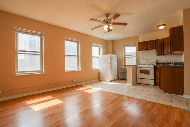 911 W Lawrence Ave, Unit #808 in Chicago, IL - Foto de edificio - Building Photo